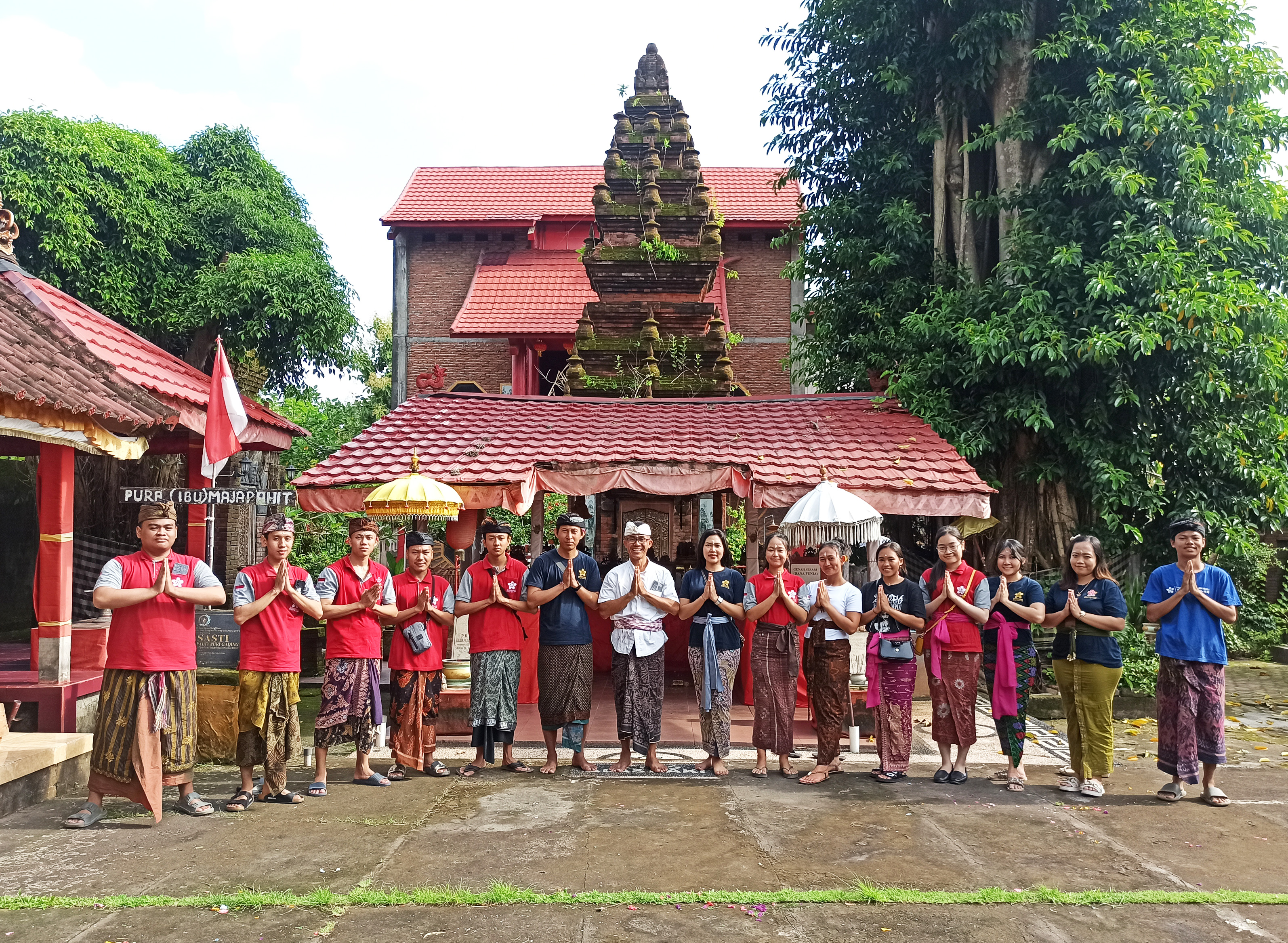 Hari ini, Jumat, 12 Juli 2024, Peserta Latih beserta para staff LPK Hoshi Gakuen Bali melaksanakan kegiatan "Ngayah Mereresik" di Pura Ibu Majapahit, Jimbaran.