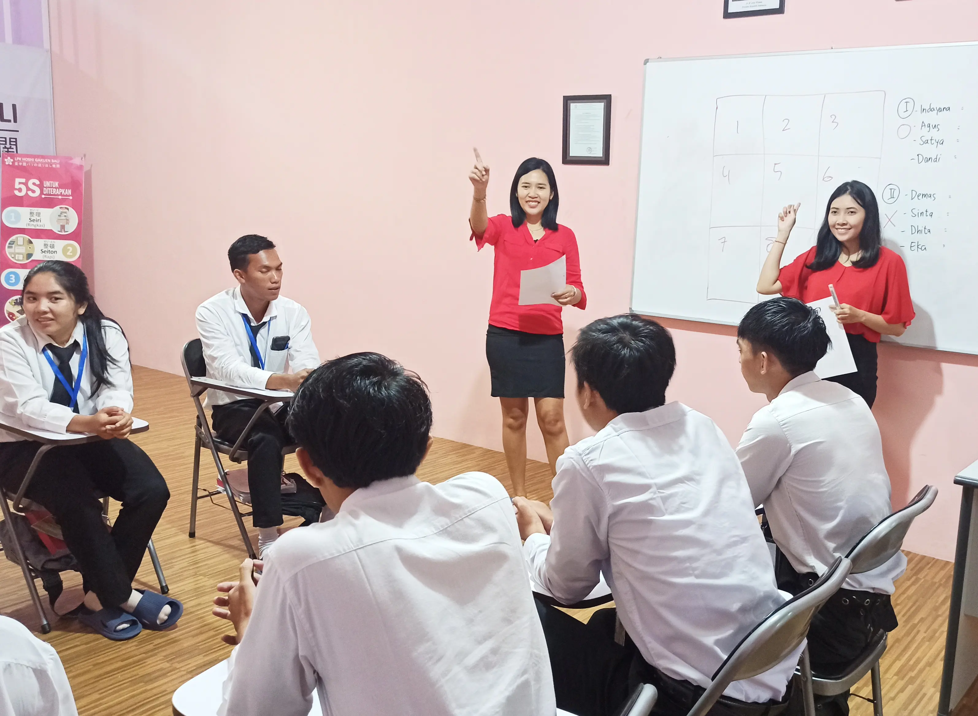 Foto kegiatan bersama siswa dan staff LPK Hoshi Gakuen Bali