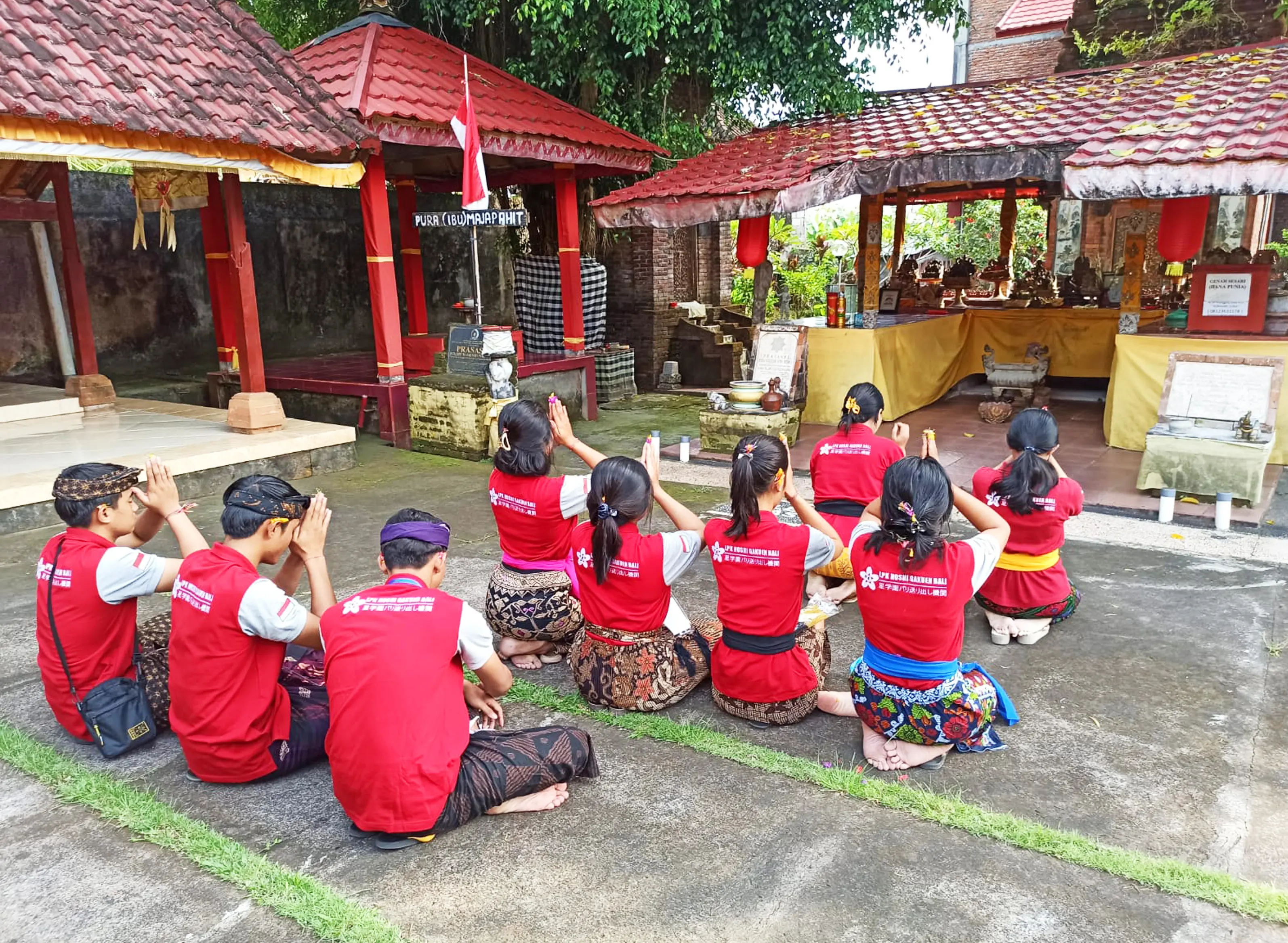 Foto kegiatan bersama siswa dan staff LPK Hoshi Gakuen Bali