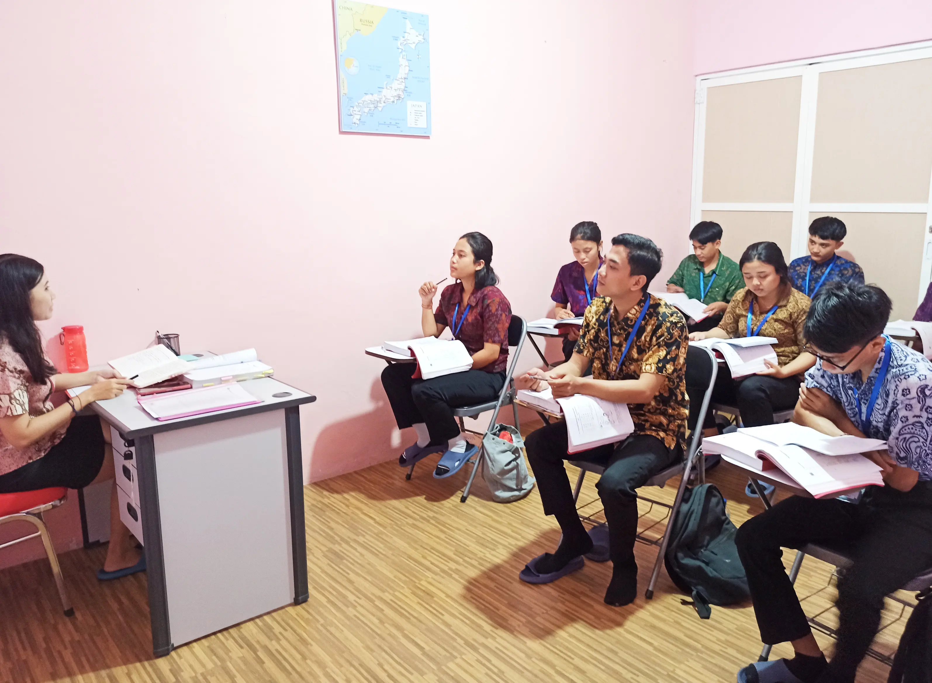 Foto kegiatan bersama siswa dan staff LPK Hoshi Gakuen Bali