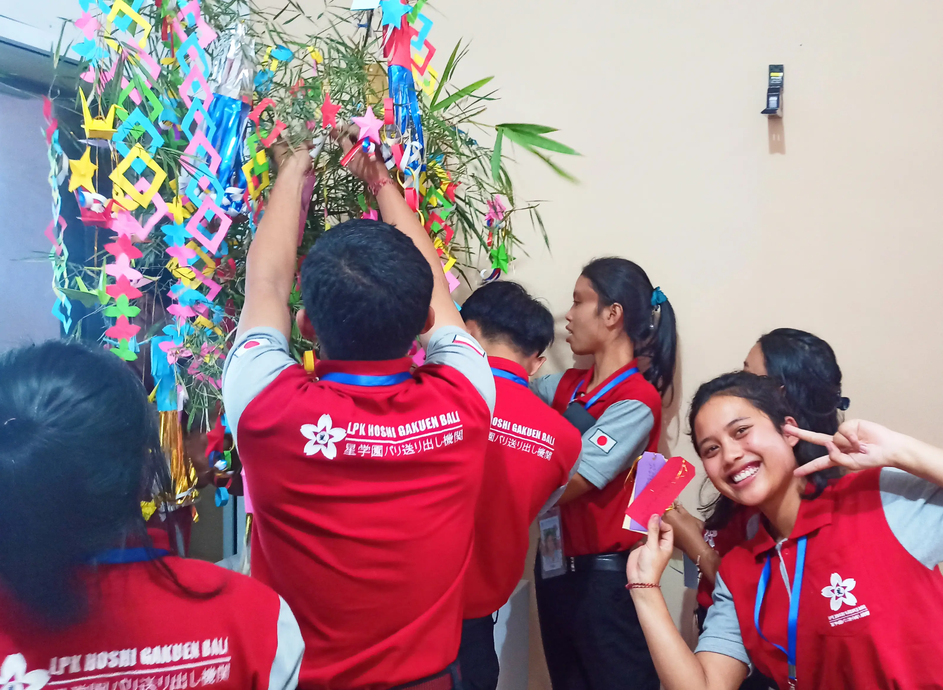 Foto kegiatan bersama siswa dan staff LPK Hoshi Gakuen Bali